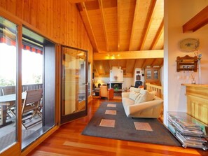 Fernseher, Kamin, DVD-Player