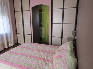 3 bedrooms, iron/ironing board, free WiFi