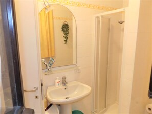 Appartement, 2 chambres | Salle de bain | Douche, douche cascade, bidet, serviettes fournies