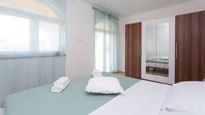 Une chambre d’hôtel avec un lit, une salle de bain et une armoire.