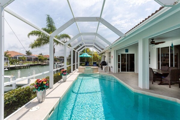 Alberca al aire libre y alberca climatizada