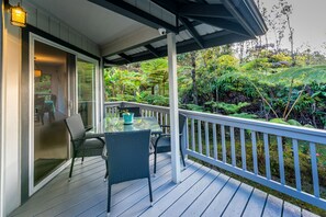 Outdoor dining - Lovely Private Home 5 minutes to Hawaii Volcanoes National Park (Volcano)