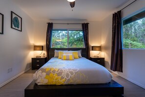 3 bedrooms, iron/ironing board, travel cot, free WiFi - Lovely Private Home 5 minutes to Hawaii Volcanoes National Park (Volcano)