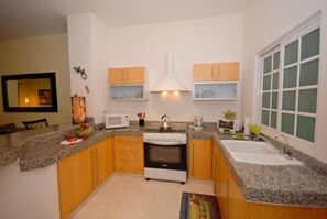 Een koelkast, een magnetron, een oven, een koffiezetapparaat/waterkoker