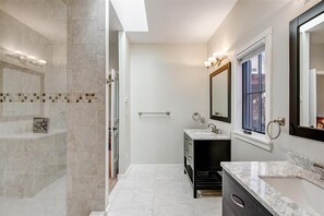 Badewanne, Haartrockner, Handtücher