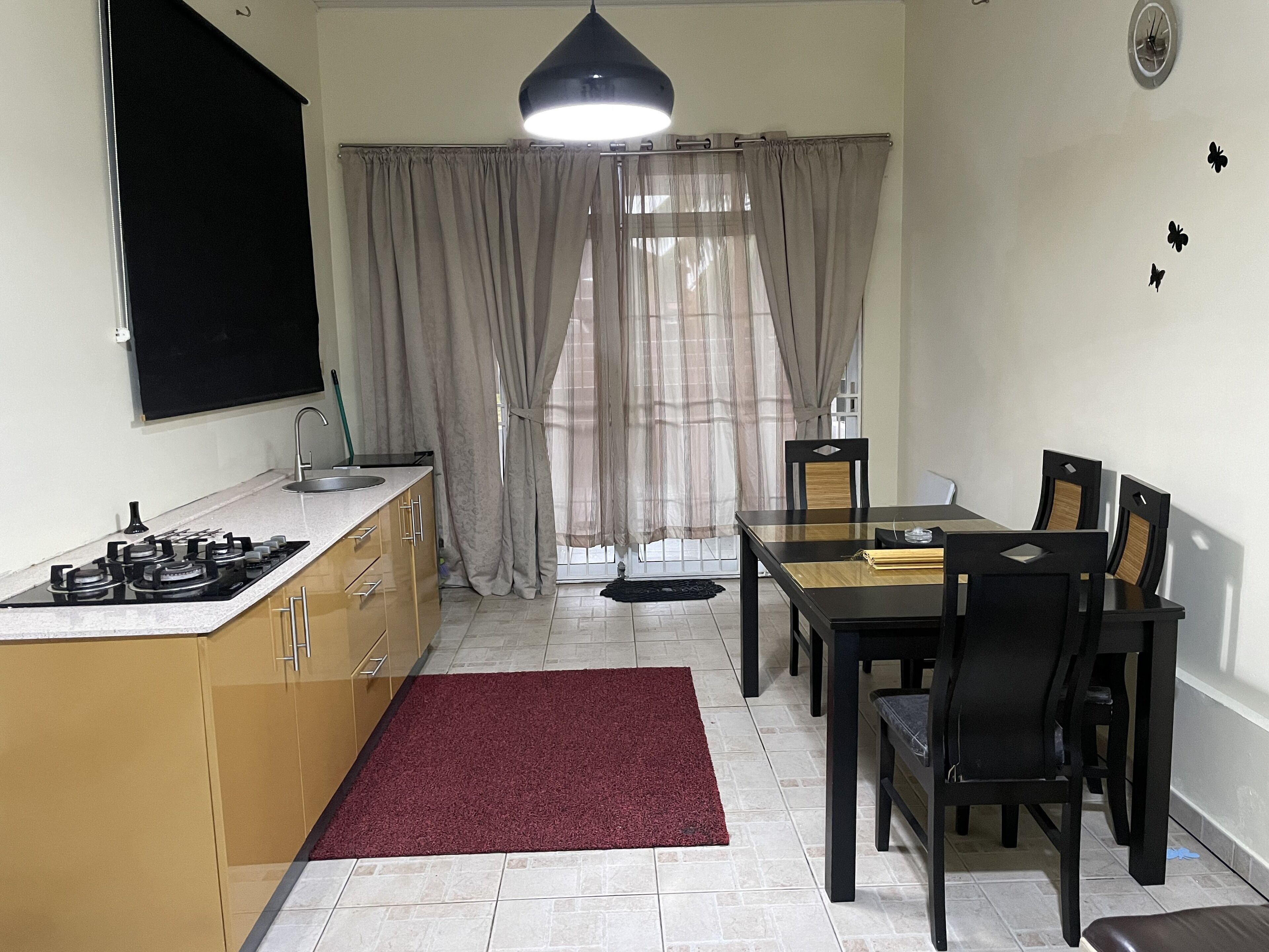 Geladeira, micro-ondas, cooktop, chaleira elétrica