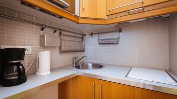 Réfrigérateur, micro-ondes, plaque de cuisson, cafetière/bouilloire