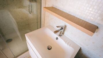 Douche, sèche-cheveux, serviettes fournies, savon