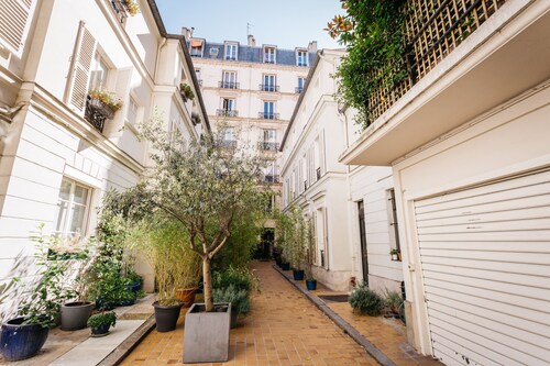 Étapes calmes loin des Champs-Élysées A / C