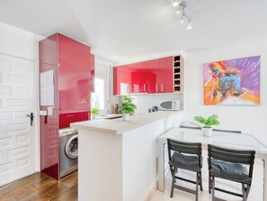 Een koelkast, een microgolfoven, een oven, een vaatwasser