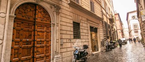 تفاصيل الفندق من الخارج