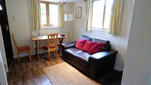 Casa de campo, 1 habitación | Área de sala de estar | Televisión de pantalla plana y chimenea 