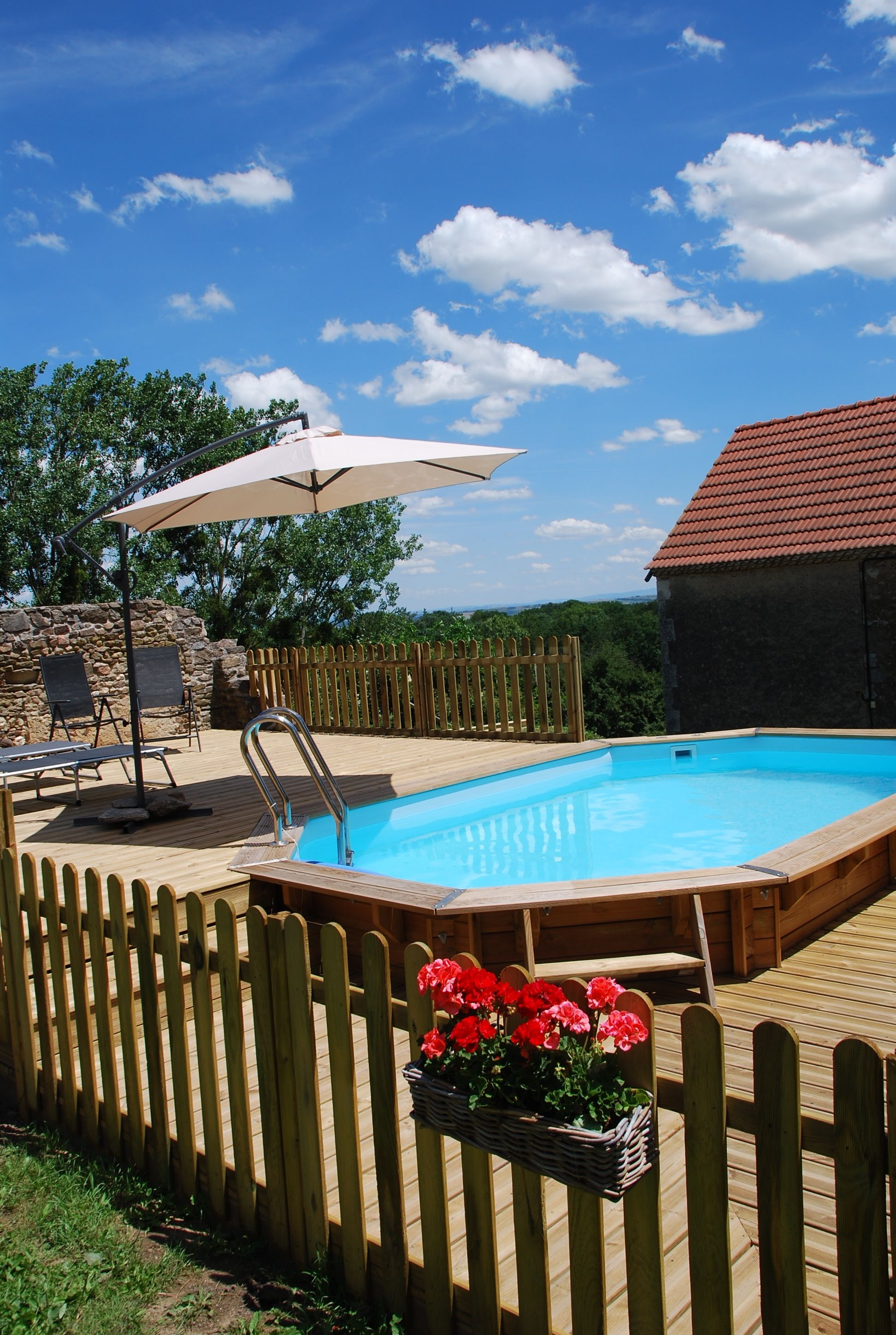 Piscine extérieure, chaises longues