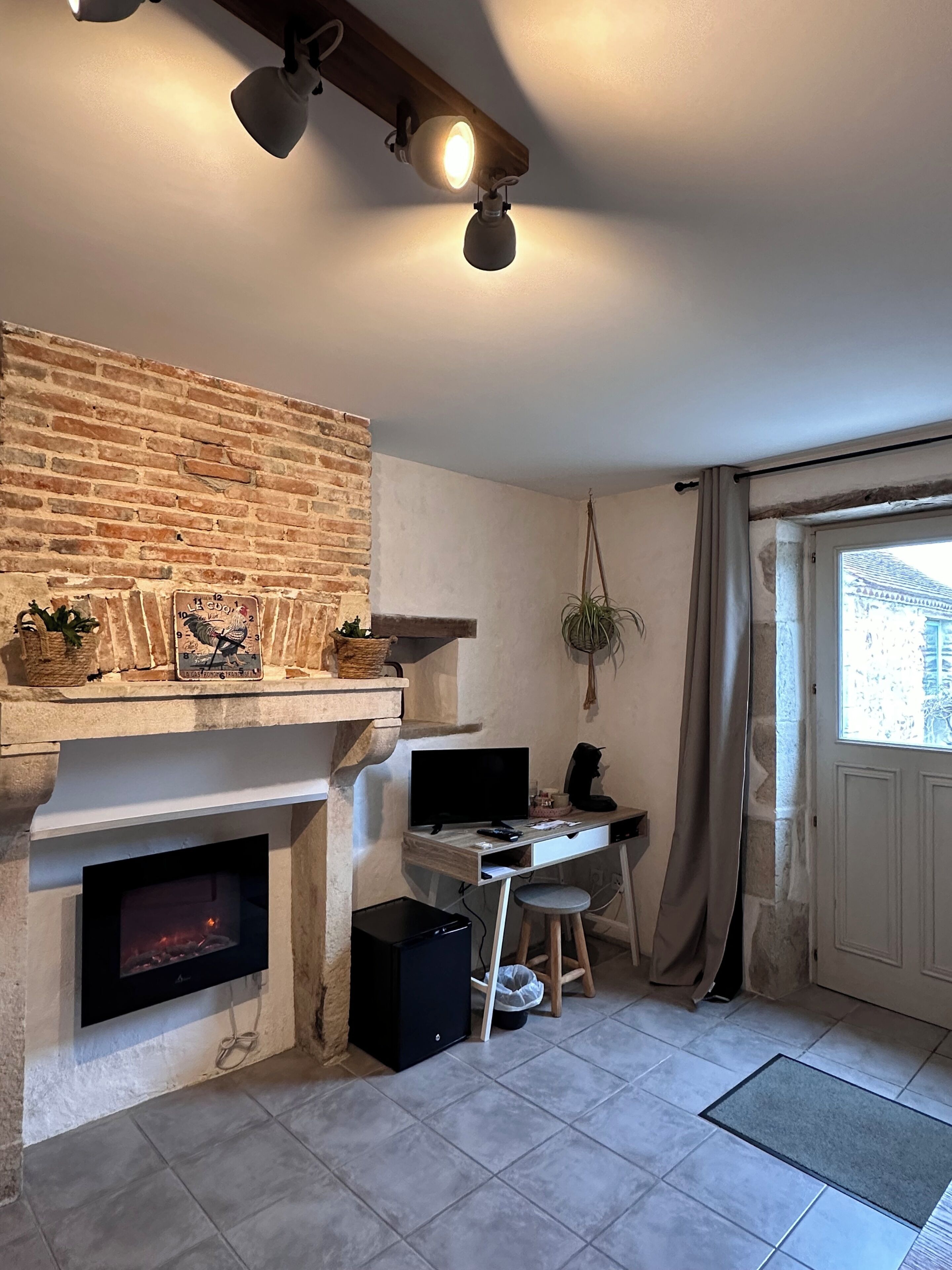 Camera doppia, 1 letto queen, al piano terra (Fleurs) | Minibar, con stile personalizzato, con arredamento individuale