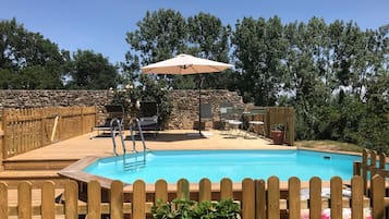 Utomhuspool och solstolar