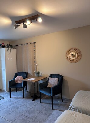 Habitación doble, 1 cama de matrimonio, planta baja (Fleurs) | Minibar, decoración individual, mobiliario individual y wifi gratis