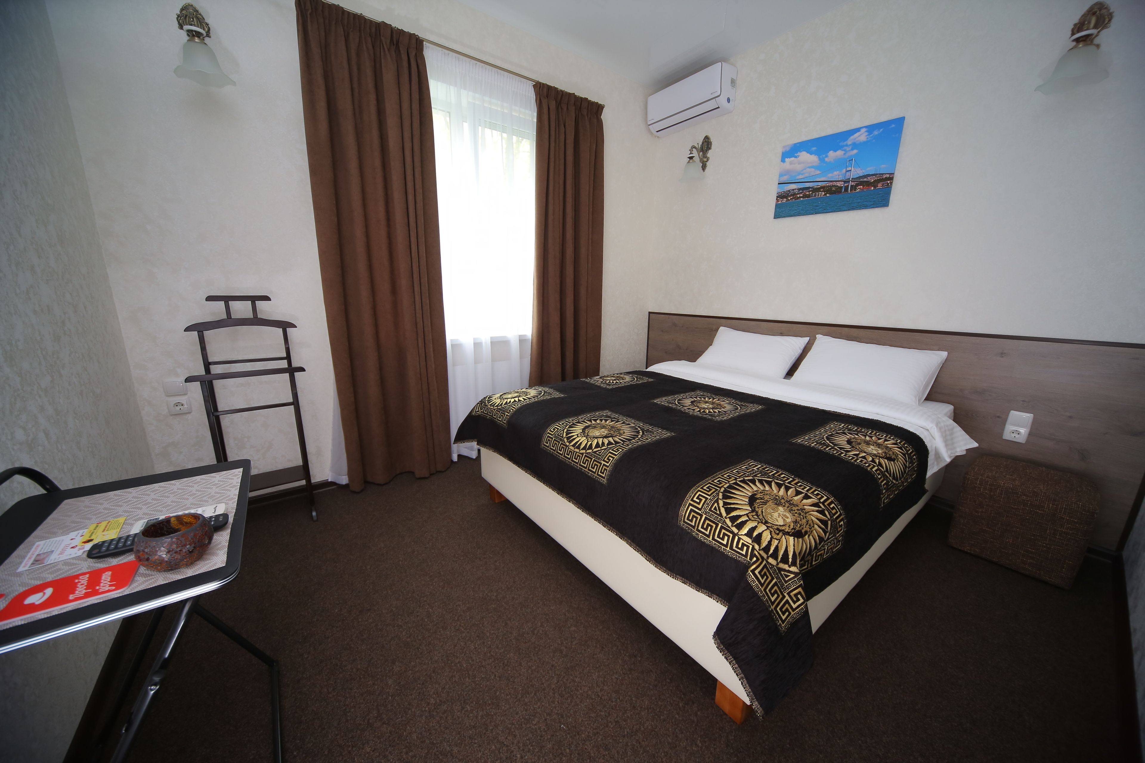 Comfort Room | Hypo-allergenic bedding, blackout drapes, free WiFi, bed sheets