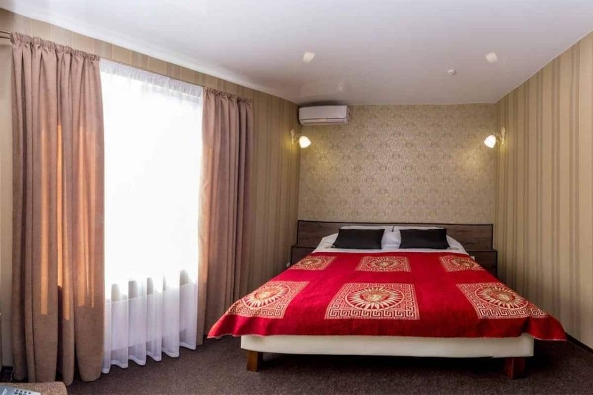 Ropa de cama hipoalergénica, cortinas opacas, wifi gratis y ropa de cama