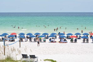 Nära stranden och solstolar