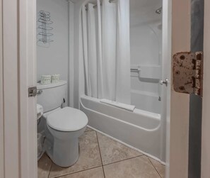 Ensemble baignoire-douche, séchoir à cheveux, serviettes fournies