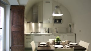 Appartement, 1 slaapkamer (Torno) | Dineren op de kamer