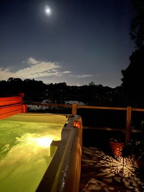 Outdoor spa tub - The Luxury Lake Front Zen Casa (DeBary)