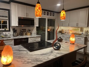 Jääkaappi, mikroaaltouuni, uuni, liesi