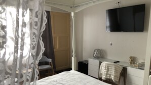 A bedroom with a bed, a desk, a chair, a TV, and a wardrobe. - Kauhajoen Krouvi (Kauhajoki)