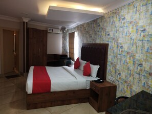 Family Suite, 1 King Bed | Premium bedding, rollaway beds, WiFi, bed sheets