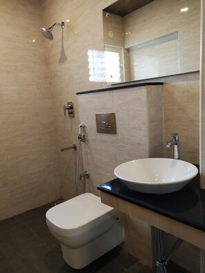 Deluxe Room, 1 King Bed, City View | Bathroom | Shower, free toiletries, towels