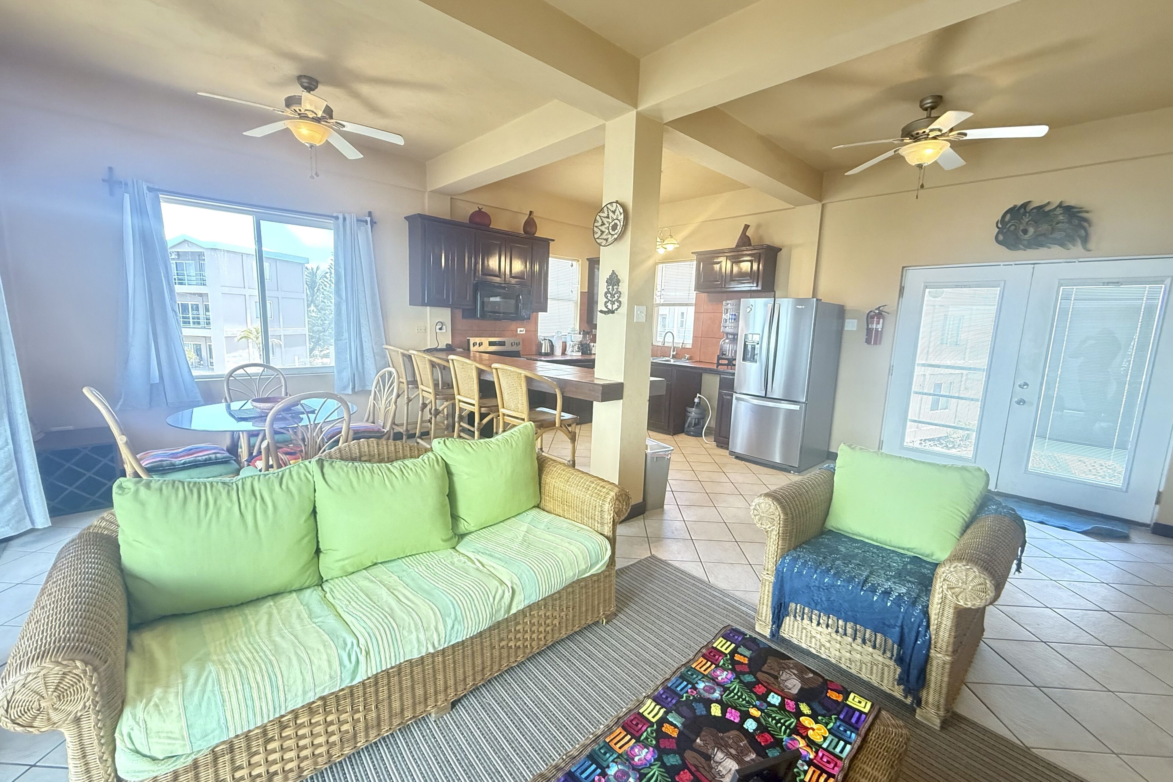 Fernseher, DVD-Player, Bücher