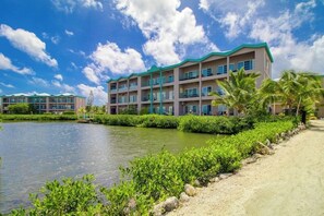 Exterior - Comfortable condo with lagoon-view balcony, WiFi, AC & pool access (San Pedro)