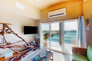 TV, DVD player, books - Comfortable condo with lagoon-view balcony, WiFi, AC & pool access (San Pedro)