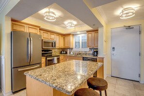 冷蔵庫、電子レンジ、オーブン、コンロ