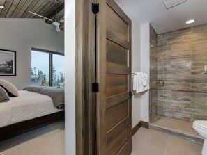 6 bedrooms, iron/ironing board, internet, bed sheets