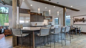 Réfrigérateur, four à micro-ondes, un four, lave-vaisselle