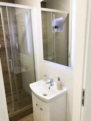 Free toiletries, hair dryer, towels, toilet paper - Modern apartment close to city centre of Žilina (Žilina)