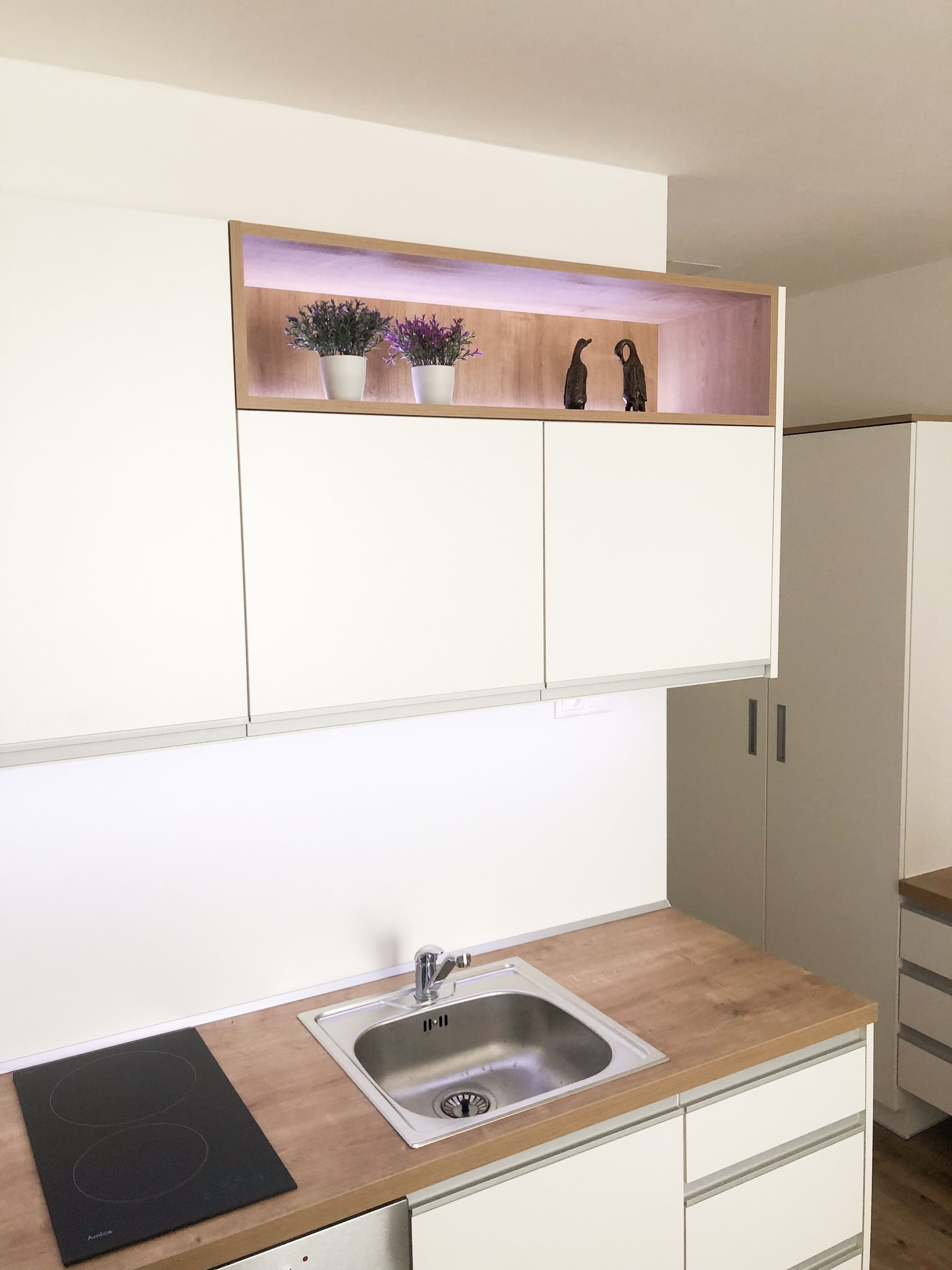 Refrigerador, horno, parrilla de estufa y tetera eléctrica 