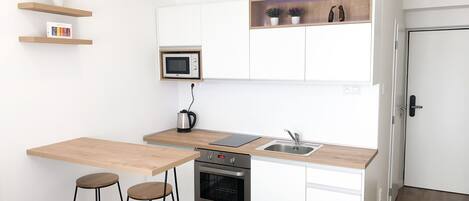 Een koelkast, een oven, een kookplaat, een waterkoker