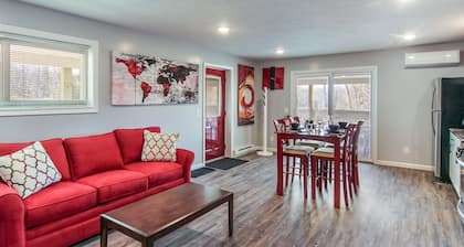 The Lake View Outside Traverse City
Sleeps 4, Sleeping Bear Dunes short drive