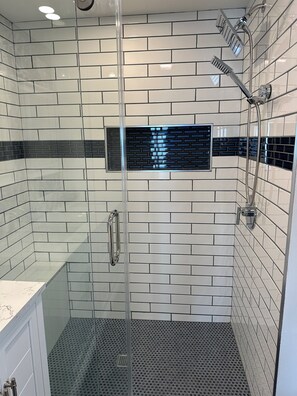 Bathtub, hair dryer, towels - ⚓️Oceanfront 3BR | Beach Access + Ocean Views⚓️ (Salisbury)