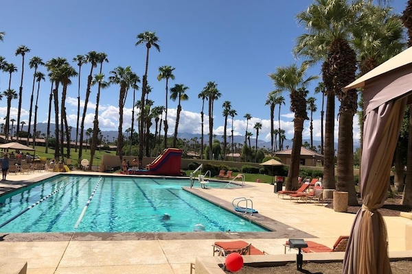 Una piscina al aire libre, una piscina climatizada
