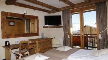 Superior kamer, 1 tweepersoonsbed of 2 eenpersoonsbedden, uitzicht op bergen | 1 slaapkamer, een bureau, geluiddichte muren, gratis wifi