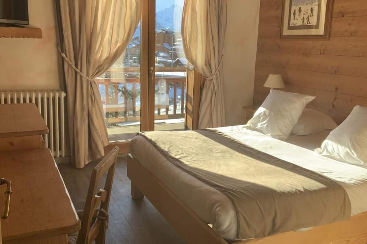 1 bedroom, desk, soundproofing, free wifi