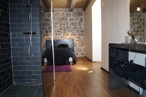 Habitación doble Deluxe (Lafarre) | Decoración personalizada, muebles diferentes y insonorización 