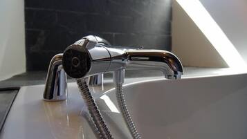 Deluxe Double Room (Lafarre) | Bathroom | Combined shower/tub, free toiletries, hair dryer, towels