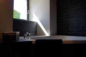 Deluxe Double Room (Lafarre) | Bathroom | Combined shower/tub, free toiletries, hair dryer, towels