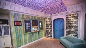 A room with a checkered floor, a blue door, and a blue sofa. - Tirol Motel (Ulsan)