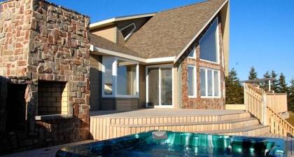 Luxury House in the Cavendish Area with Pool, Hot Tub and Air Conditioning