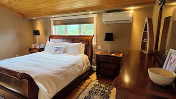 5 bedrooms, desk, iron/ironing board, travel crib